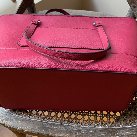 Guess Handbags in excellent condition - Picture 4 of 4